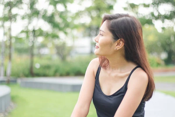 Mujer Sentó Parque Sonrió Con Alegría —  Fotos de Stock