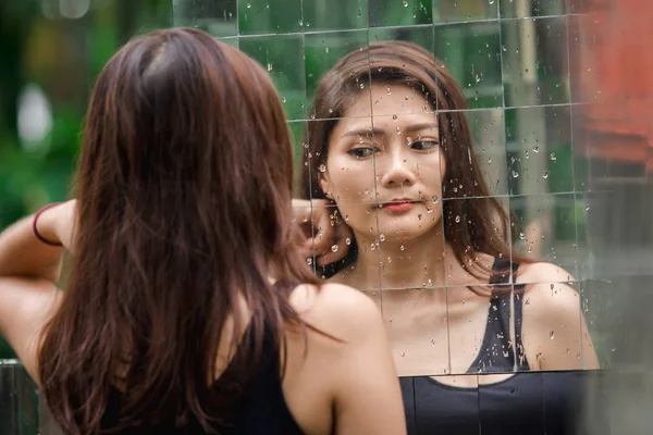 女人的影子在镜子里 — 图库照片