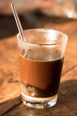 Bir bardak sıcak kahve, masaya koymak