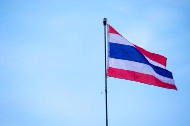 Tayland bayrağı ve parlak gökyüzü arka plan