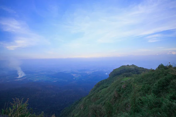 Het Landschap Van Avond Hemel Met Hoge Bergen — Stockfoto