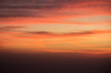 Turuncu gün doğumu bulutlar vurur güzel sabah Yanar.