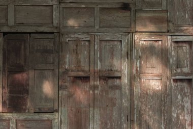 Eski ahşap pencere camları bir araya getirilmiş kapalı.