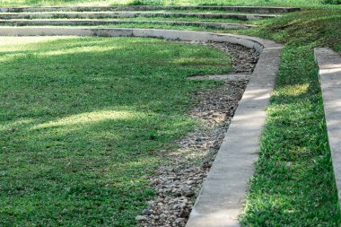 Ağaçların gölgesinde parkta Kademeli Çim-Oturma