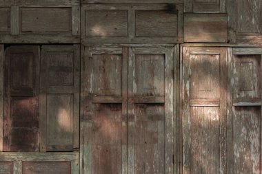 Eski ahşap pencere camları bir araya getirilmiş kapalı.