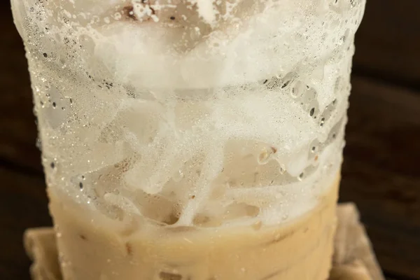 Burbujas Leche Cubitos Hielo Una Taza Café Frío —  Fotos de Stock