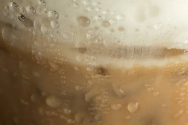 Молочные Пузырьки Кубики Льда Холодной Кофейной Кружке — стоковое фото
