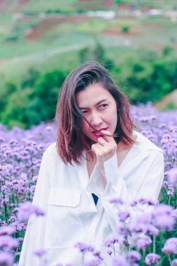 Verbena alanında kadınlar çiçek ve yağmur mevsiminde güzel.