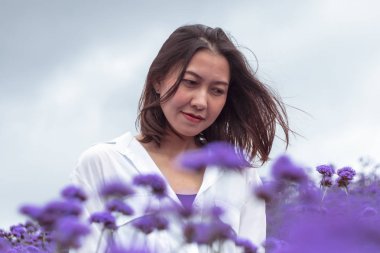 Verbena alanında kadınlar çiçek ve yağmur mevsiminde güzel.