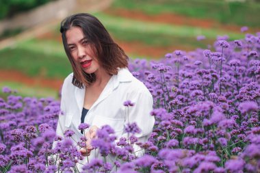 Verbena alanında kadınlar çiçek ve yağmur mevsiminde güzel.