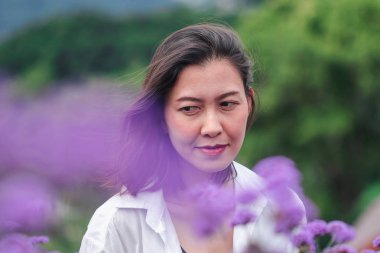 Verbena alanında kadınlar çiçek ve yağmur mevsiminde güzel.