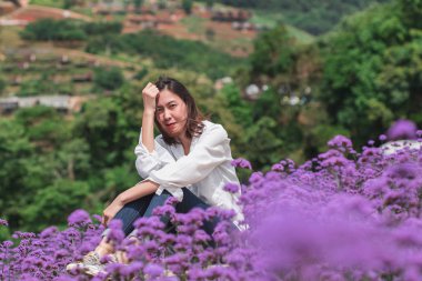 Verbena alanında kadınlar çiçek ve yağmur mevsiminde güzel.