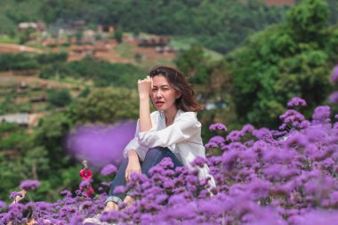 Verbena alanında kadınlar çiçek ve yağmur mevsiminde güzel.