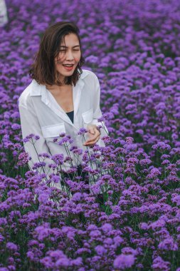 Verbena alanında kadınlar çiçek ve yağmur mevsiminde güzel.