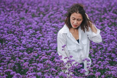 Verbena alanında kadınlar çiçek ve yağmur mevsiminde güzel.