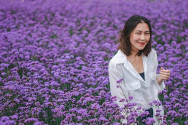 Verbena alanında kadınlar çiçek ve yağmur mevsiminde güzel.