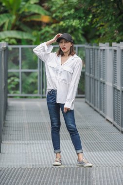 Parktaki demir köprüde poz veren kadınlar