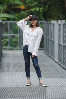 Parktaki demir köprüde poz veren kadınlar