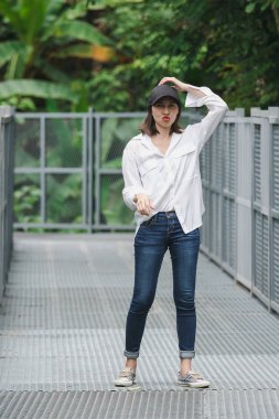 Parktaki demir köprüde poz veren kadınlar