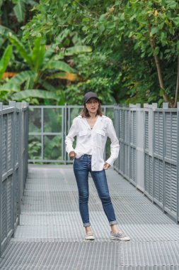 Parktaki demir köprüde poz veren kadınlar