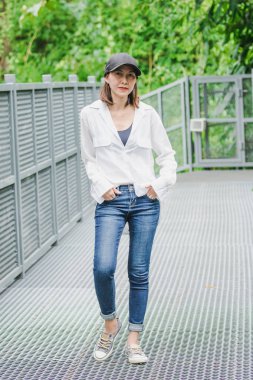 Parktaki demir köprüde poz veren kadınlar