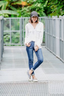 Parktaki demir köprüde poz veren kadınlar