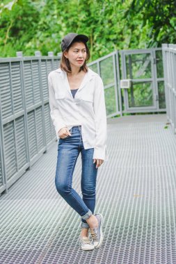 Parktaki demir köprüde poz veren kadınlar