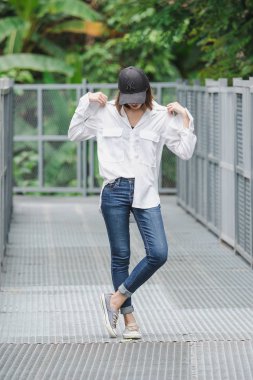 Parktaki demir köprüde poz veren kadınlar