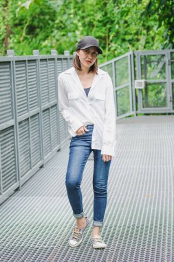 Parktaki demir köprüde poz veren kadınlar