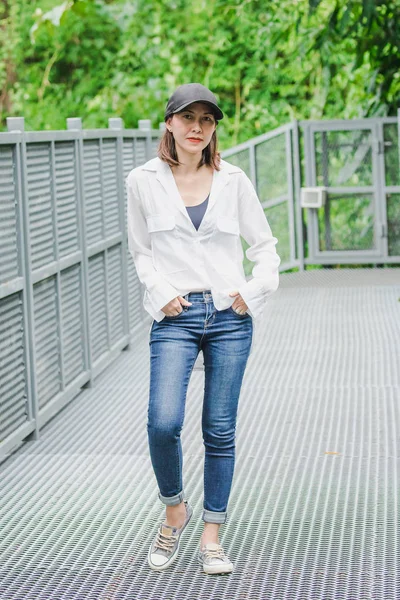 Parktaki demir köprüde poz veren kadınlar