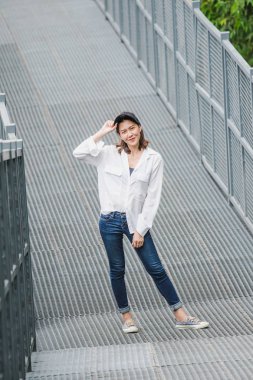 Parktaki demir köprüde poz veren kadınlar