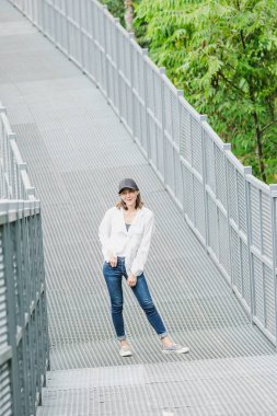 Parktaki demir köprüde poz veren kadınlar