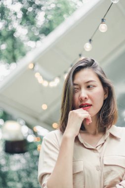 Yeri süslemek için ışıkların altında duran kadınlar