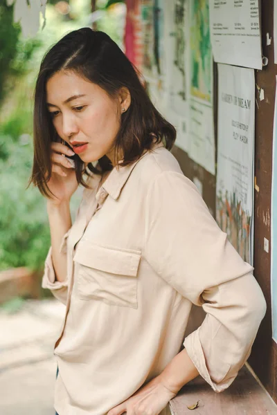 Женщины Прислонившиеся Деревянным Стенам Разговаривающие Телефону — стоковое фото