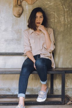 Kadınlar eski duvara yaslanıyor..