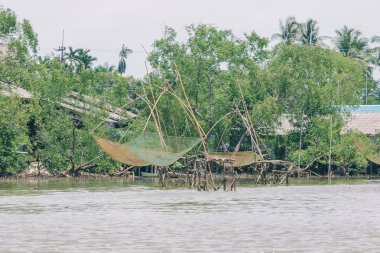 Balık ağları balık, karides yakalamak için bir araçtır. Direğe bağlamak için kullanılan bir örgü çanta mı