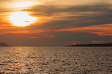 Güzel deniz manzarası ile gün batımının Alacakaranlık ışığı