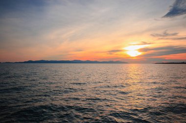 Güzel deniz manzarası ile gün batımının Alacakaranlık ışığı