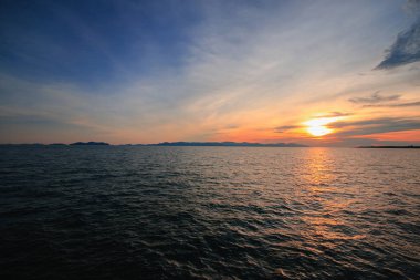 Güzel deniz manzarası ile gün batımının Alacakaranlık ışığı