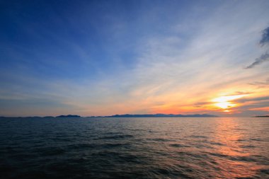 Güzel deniz manzarası ile gün batımının Alacakaranlık ışığı