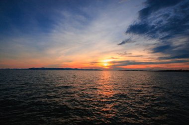 Güzel deniz manzarası ile gün batımının Alacakaranlık ışığı