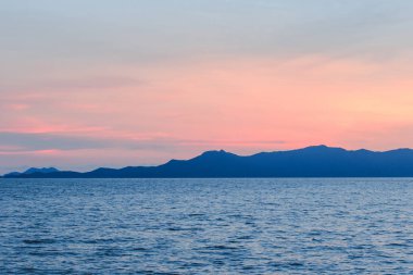 Güzel deniz manzarası ile gün batımının Alacakaranlık ışığı