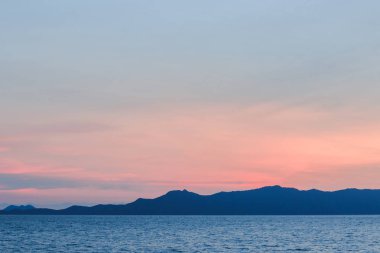 Güzel deniz manzarası ile gün batımının Alacakaranlık ışığı