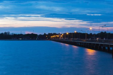 Laem Sok Köprüsü Manzarası ile gün batımının alacakaranlık