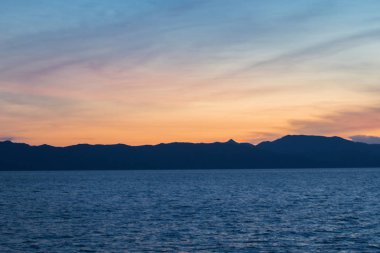Güzel deniz manzarası ile gün batımının Alacakaranlık ışığı