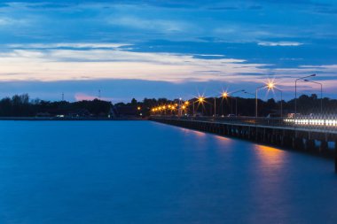 Laem Sok Köprüsü Manzarası ile gün batımının alacakaranlık
