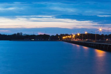 Laem Sok Köprüsü Manzarası ile gün batımının alacakaranlık