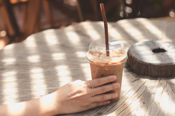 Cokelat Dingin Dalam Cangkir Plastik Ditempatkan Atas Meja Kayu — Stok Foto