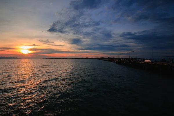 美しい海の風景と夕日の夕暮れの光 — ストック写真