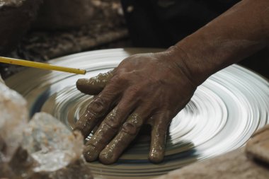 Bir konteyner yapmak için elle çanak çömlek yapma